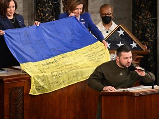 Pod koniec przemówienia Zełenski zaprezentował Kongresowi ukraińską flagę podpisaną przez członków załogi z  miasta Bachmut na wschodzie Ukrainy („symbol naszego zwycięstwa”), którą wręczył marszałek Izby Nancy Pelosi w zamian za oprawioną amerykańską flagę powiewającą nad Kapitolem.