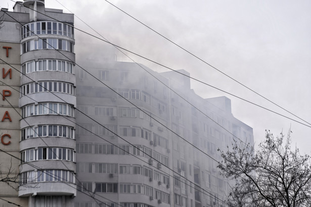 Zniszczenia po rosyjskim ataku rakietami cruise na budynek mieszkalny w Odessie