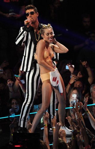 Robin Thicke i Miley Cyrus podczas występu na gali MTV