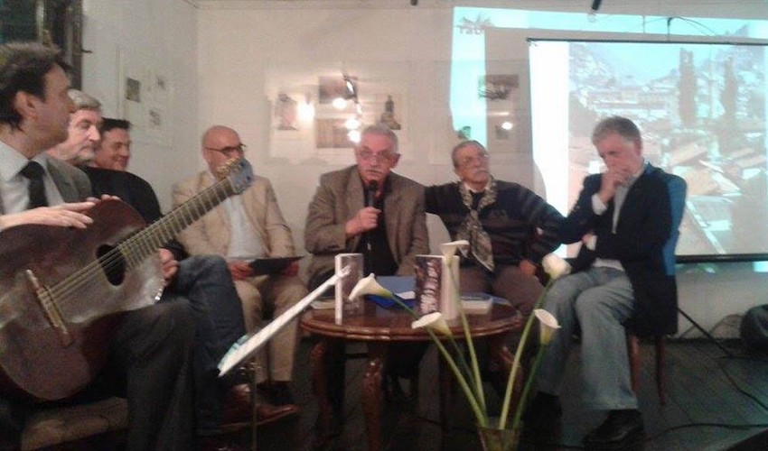 Goran Mikulić okružen prijateljima koji su publici ispričali njihove ustiske vezane za knjigu "Sarajevo moj grad"