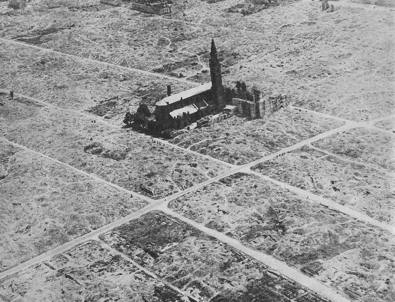 Rok 1955. Kościół św. Augustyna wśród ruin getta