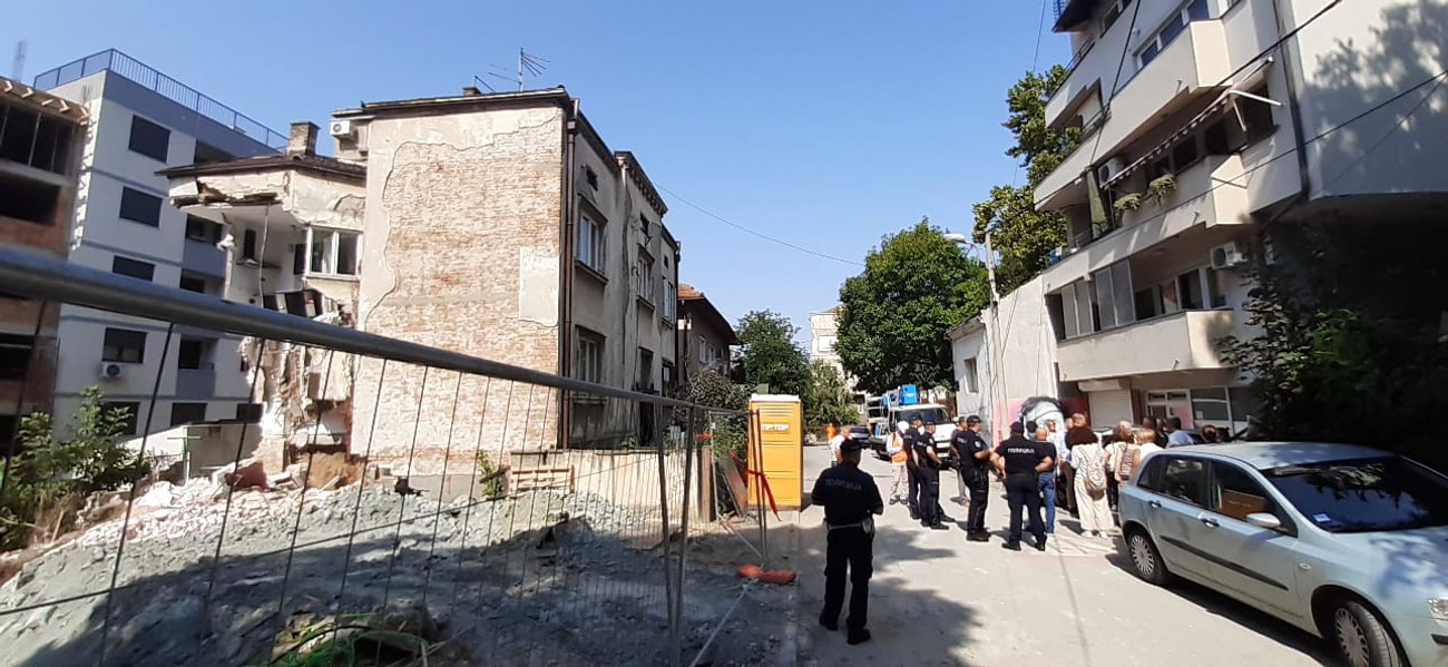 "SAMO DA SPASIMO SLIKE POKOJNOG SINA" Stanari urušene zgrade na Vračaru došli po najvrednije i najdraže stvari pre nego što se CELA ZGRADA SRUŠI - Vimarsana News