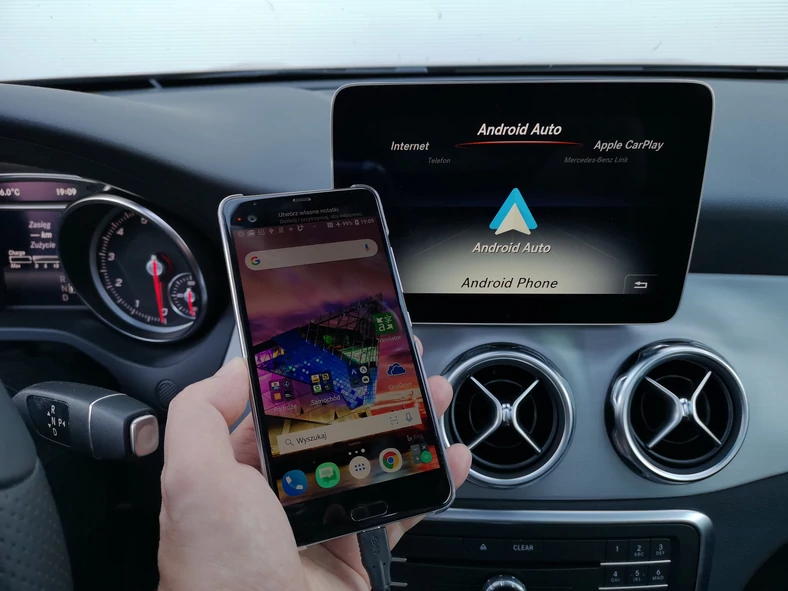 Mercedes GLA - tryb Android Auto ze smartfonem HTC U Ultra
