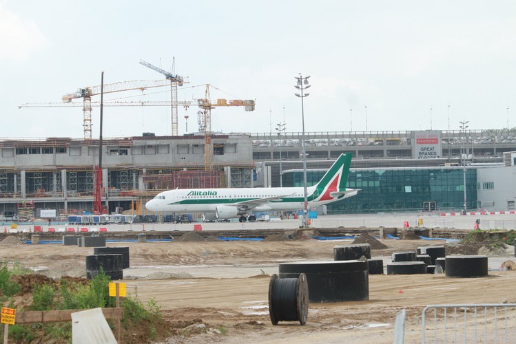 Obecnie terminal pasażerski ma 15 tys. m kw. powierzchni użytkowej. Po rozbudowie powierzchnia ta wzrośnie do ponad 56 tys. m.kw. Z terminalu do samolotu pasażerowie będą mogli przejść dwoma rękawami. W przyszłości liczba rękawów może zwiększyć się do pięciu.
<br><br>
<b>Na zdjęciu:</b> W tle - budowa nowego terminalu (L) zaś z prawej fragment obecnego na lotnisku Kraków-Balice.<br><br> fot. (dw) PAP/Stanisław Rozpędzik
