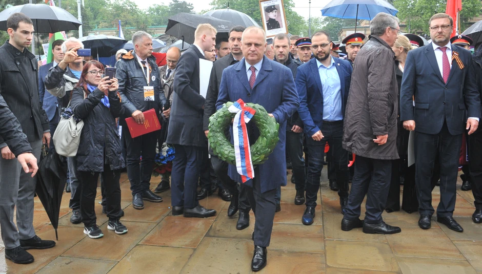 Goran Vesić nosi venac