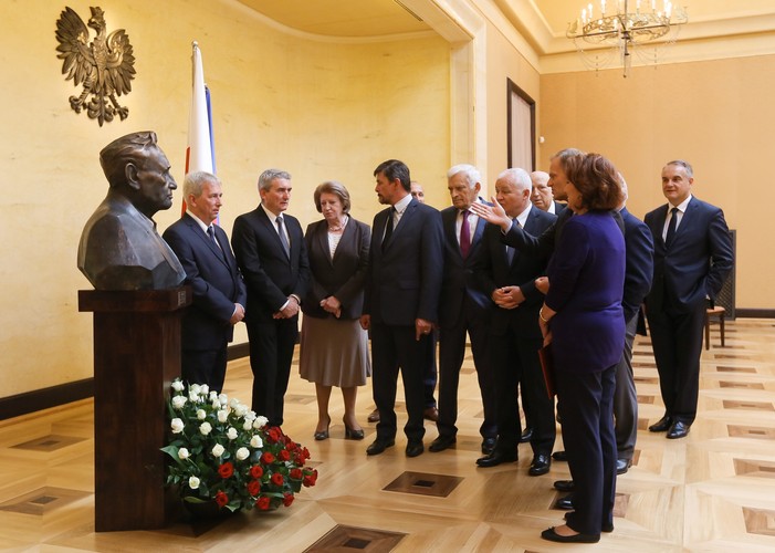 Uroczystości z okazji 25-lecia powołania rządu Tadeusza Mazowieckiego, z udziałem premiera Donalda Tuska, byłych szefów rządów po 1989 r. oraz najbliższej rodziny Tadeusza Mazowieckiego w KPRM w Warszawie