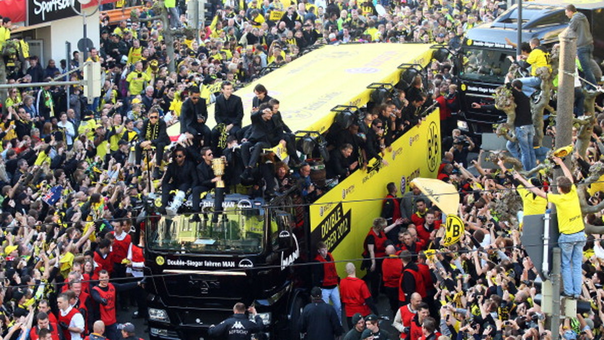 Borussia Dortmund po zdobyciu Pucharu Niemiec świętowała aż do szóstej nad ranem. Borussia w sobotę pokonała Bayern Monachium 5:2, zwycięstwo zawdzięcza między innymi Robertowi Lewandowskiemu, Jakubowi Błaszczykowskiemu i Łukaszowi Piszczkowi. Na tę fetę wszyscy czekali, trzeba przyznać, ze zabawa była przednia...