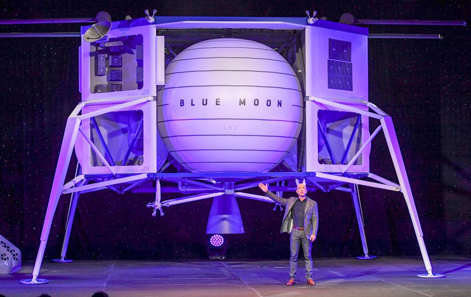 Makieta lądownika o nazwie Blue Moon, którą Jeff Bezos pokazał trzy lata temu