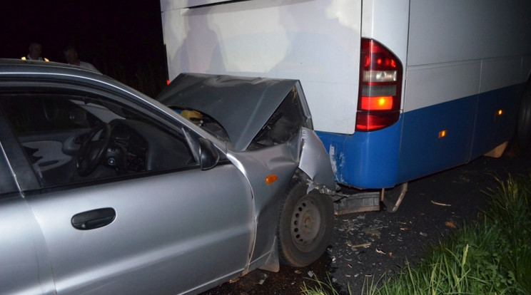 Hátulról egy autóbusznak ütközött egy autó, a járműben utazó nő életét vesztette a balesetben.  /Fotó:Police.hu