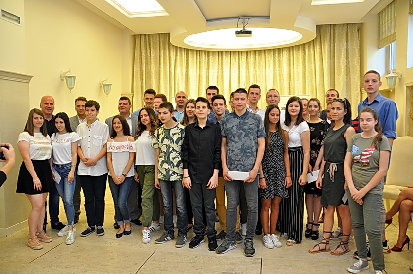 Nagrađeni đaci generacije 14 osnovnih i devet srednjih škola sa Zvezdare