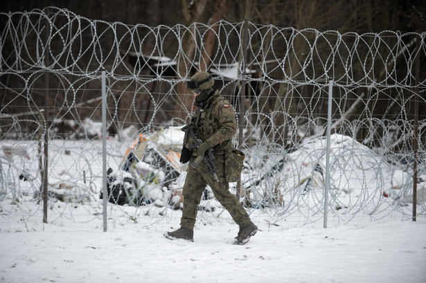 Opuszczone obozowisko migrantów po białoruskiej stronie granicy widoczne z obszaru objętego zakazem przebywania w strefie przygranicznej w okolicy miejscowości Usnarz Gróny