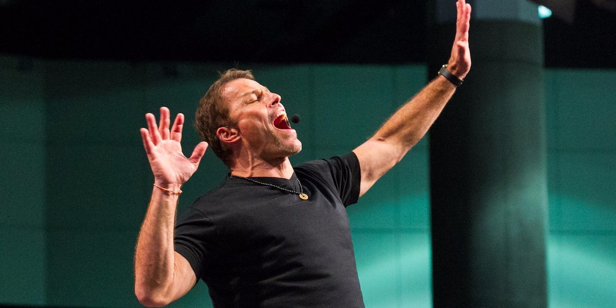 Tony Robbins proponuje rutynę dnia, miesiąca i roku, która ma pomagać odnosić sukcesy