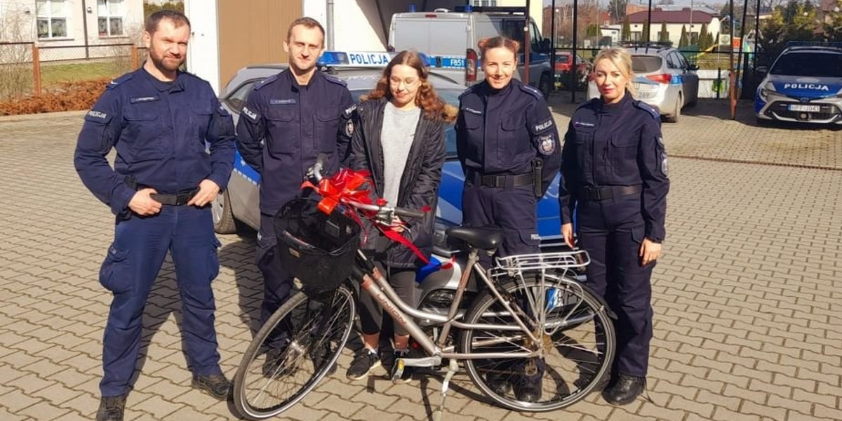 Policjanci z Tuszyna podarowali rower nastolatce.