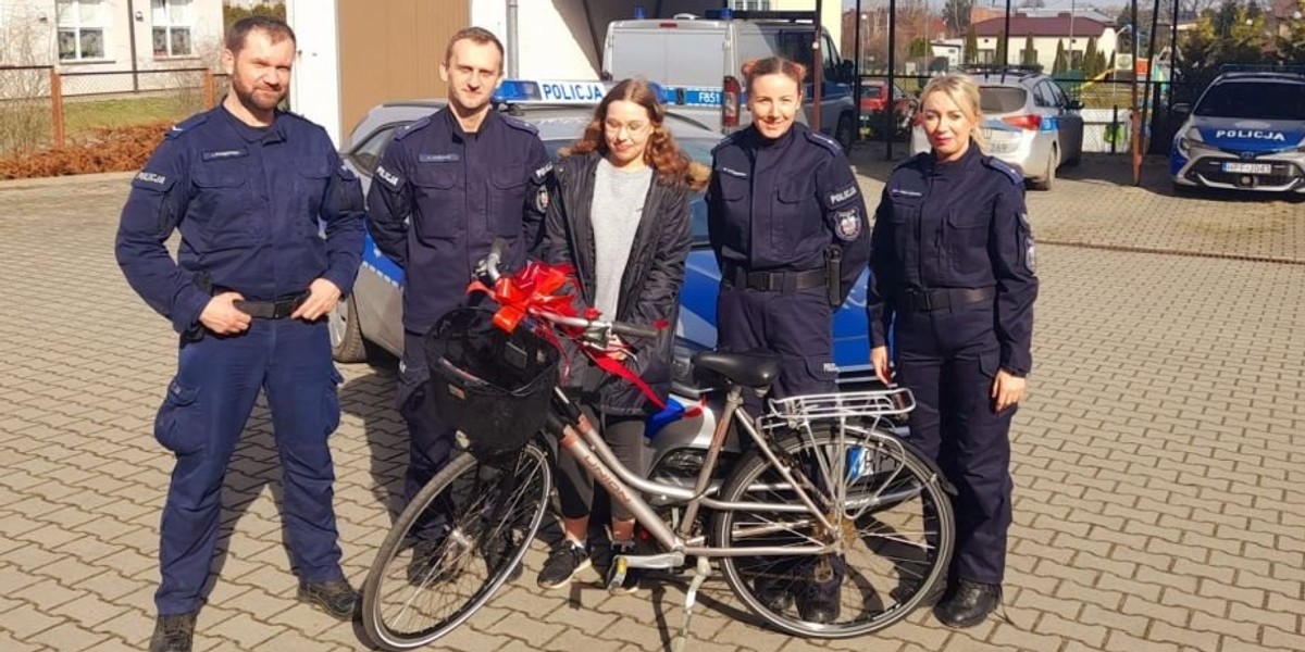 Policjanci z Tuszyna podarowali rower nastolatce.