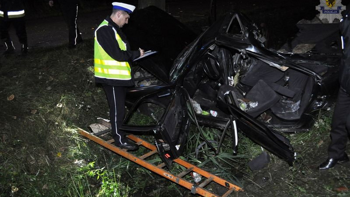 Śledczy wyjaśniają przyczyny wypadku w miejscowości Grabiny-Zameczek.  23-latek, po uderzeniu w drzewo, zginął na miejscu. Droga była pusta. Mężczyzna nie miał prawa jazdy. Sekcja zwłok wykaże czy był trzeźwy.