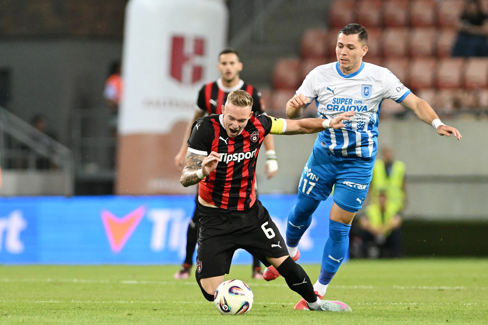 Kapitán Trnavy Roman Procházka a hráč Carlos Mora z Universitatea Craiova. 