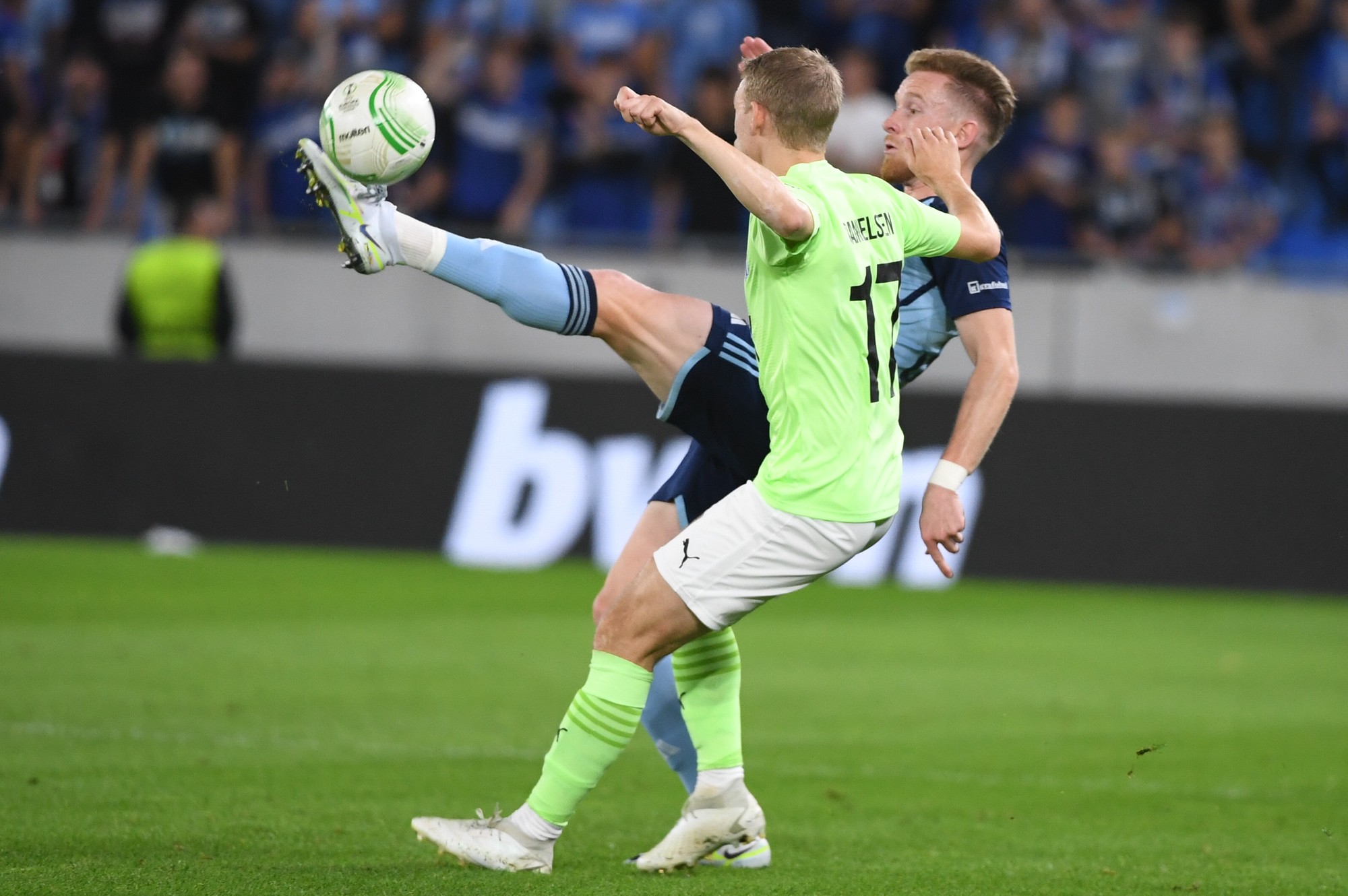 Zľava hráč Klaksvíku óannes Danielsen a hráč Slovana Lucas Lovat.