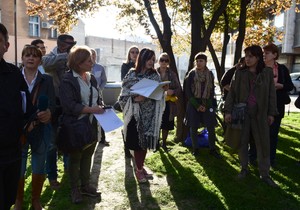 Novi Sad 110 Citanje jermenske poezije ispred mesta gde se gradi soliter Galens foto Nenad Mihajlovic