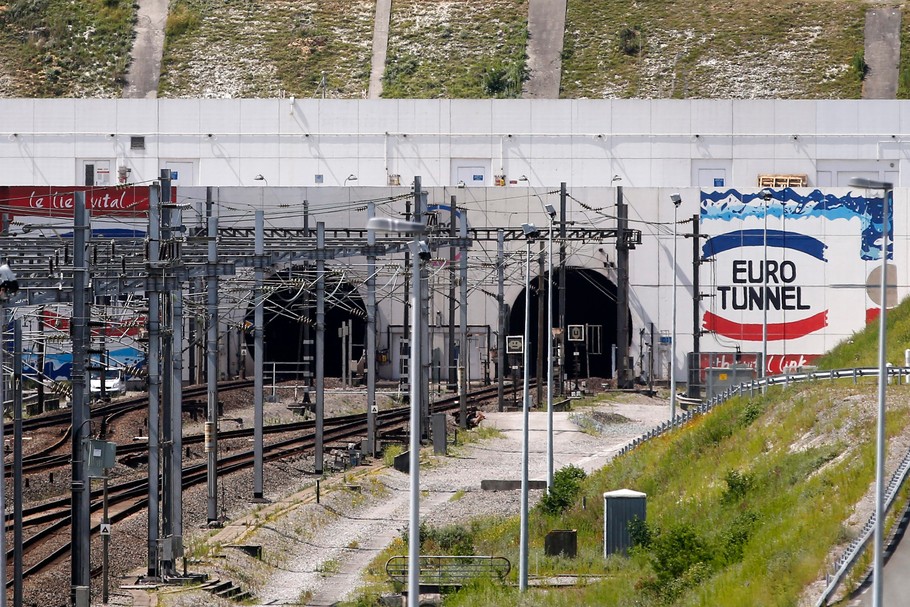 Wjazd do tunelu pod kanałem La Manche od strony Calais