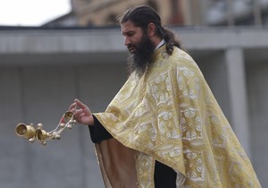 Sveštenik drži opelo - ilustracija