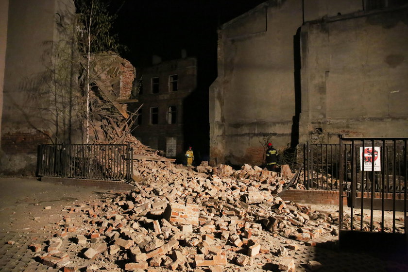 Zawaliła się kamienica przy ul. Wólczańskiej w Łodzi. Gruzowisko przeszukała straż pożarna