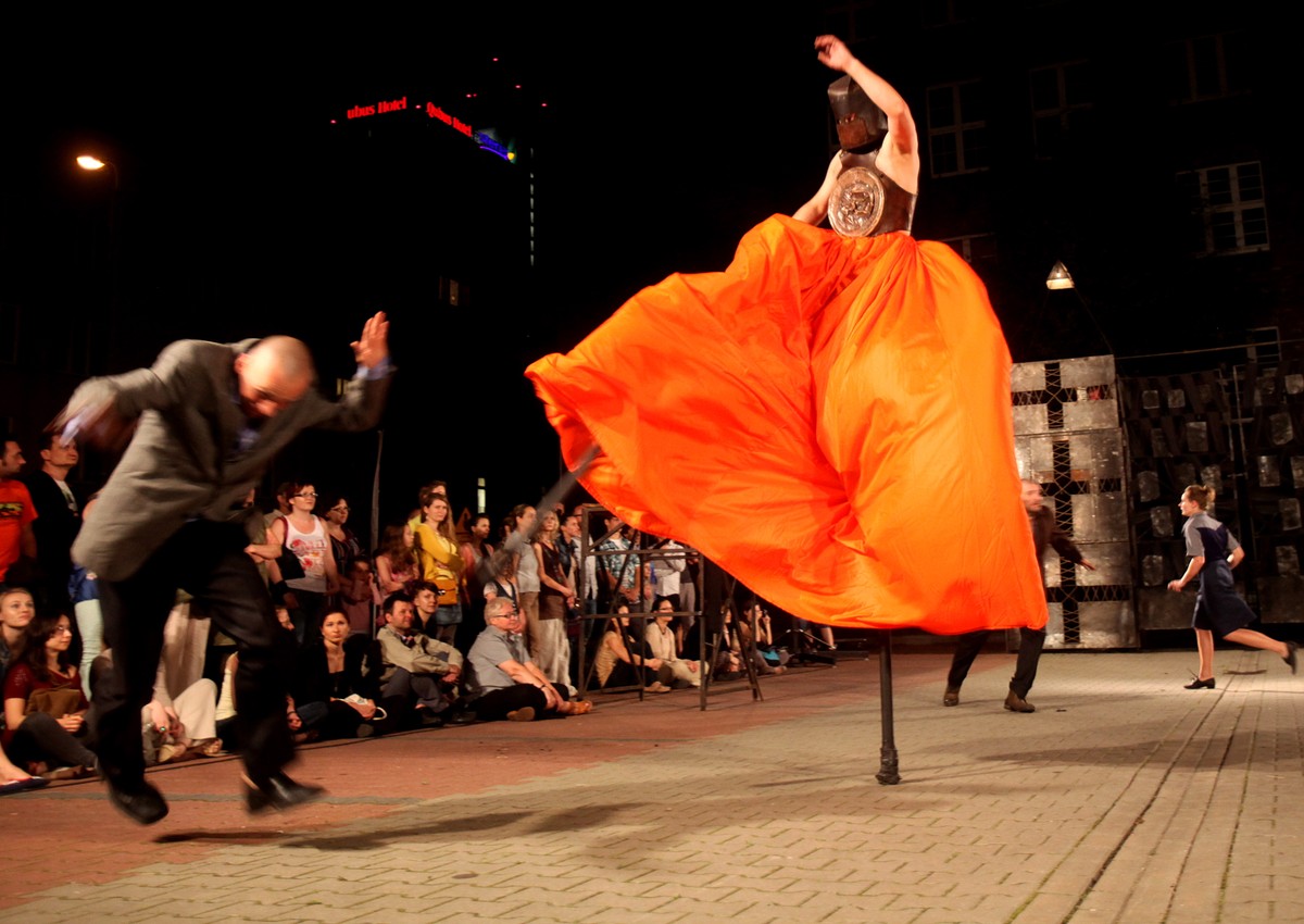 Teatr Biuro Podróży w spektaklu "Carmen Funebre" w ramach festiwalu teatralnego A part , 22 czerwca 2013 Katowice