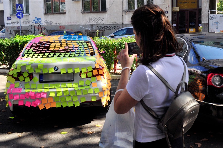 Oduševljena Beograđanka dok fotografiše automobil