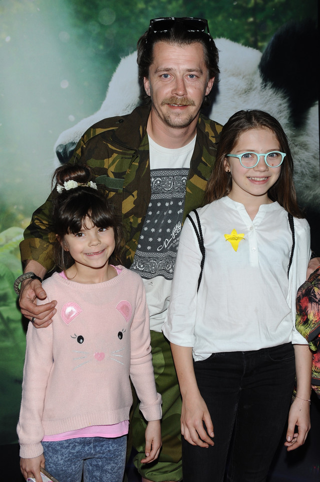 "Pandy 3D": Bartosz Obuchowicz z córkami na premierze