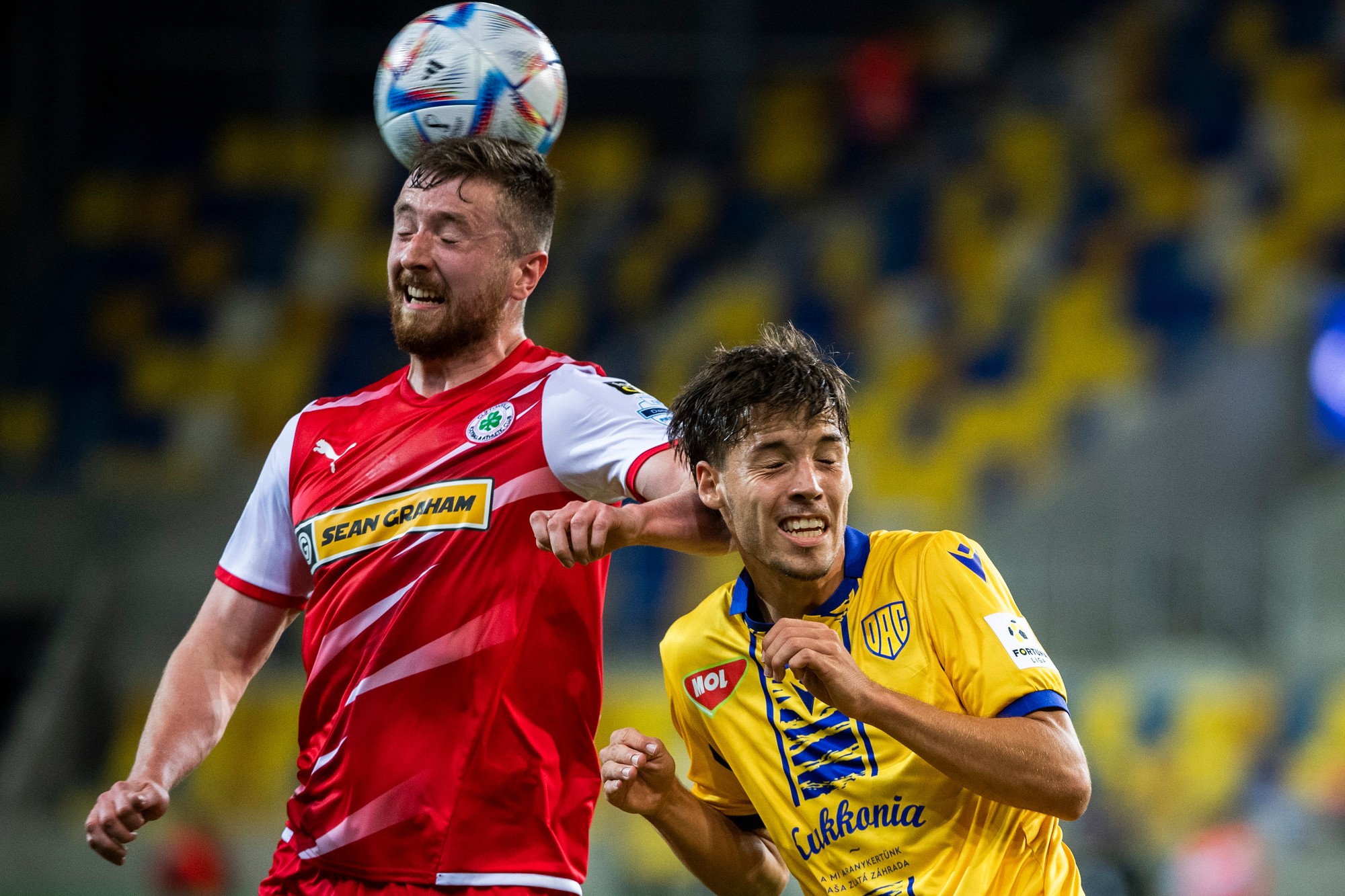 Ronan Doherty (Cliftonville) a Regö Szánthó (Dunajská Streda).