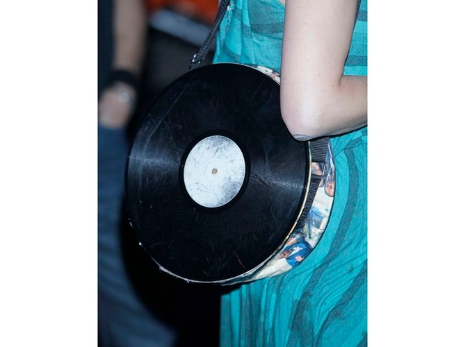 Kreację uzupełniła fantazyjna torba z winylowej płyty. I znów, zbyt sugestywnie porysowanej…