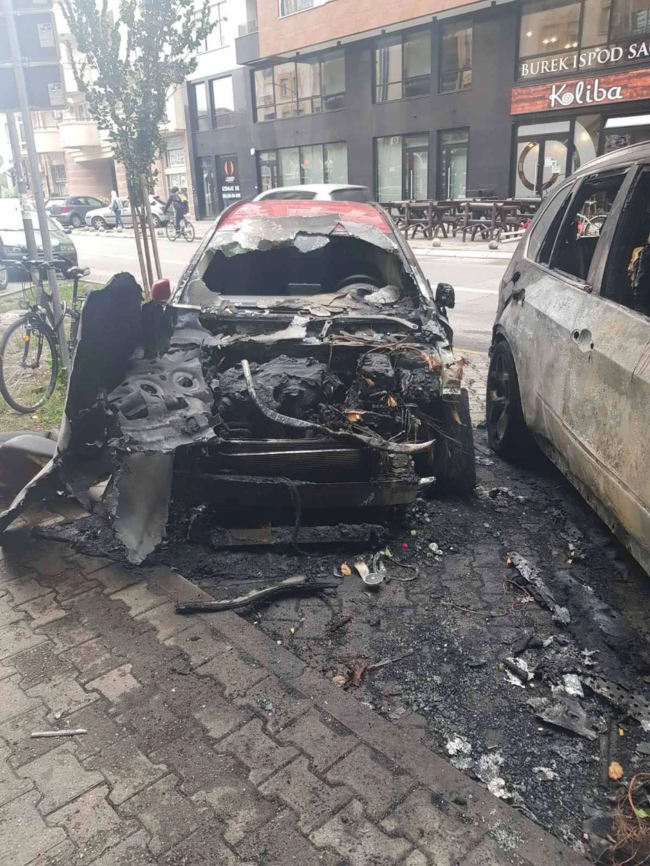 Automobil je potpuno uništen