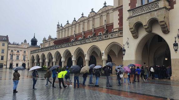 Gigantyczna kolejka na rynku w Krakowie