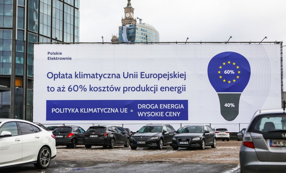 Billboardy obarczające Unię Europejską odpowiedzialnością za rosnące ceny energii pojawiły się na ulicach polskich miast.