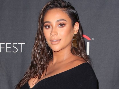 Szinte hihetetlen, de Shay Mitchell így bulizott pár nappal a szülés után