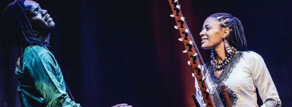 <strong>1. Królowa Brave Festival 2015</strong>
<br></br>
Sona Jobarteh z korą, jednym z trzech świętych instrumentów griotów. Koncert wokalistki, instrumentalistki, griotki z Gambii i kuratorki tegorocznej edycji zainaugurował Brave Festival 2015. Sona Jobarteh jest także pierwszą kobietą w swoim rodzie, która profesjonalnie gra na korze. 
<br></br> Fot. Mateusz Bral