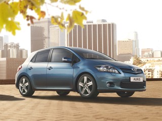 Polacy kupują coraz mniej samochodów osobowych. Tak nowych jak i używanych