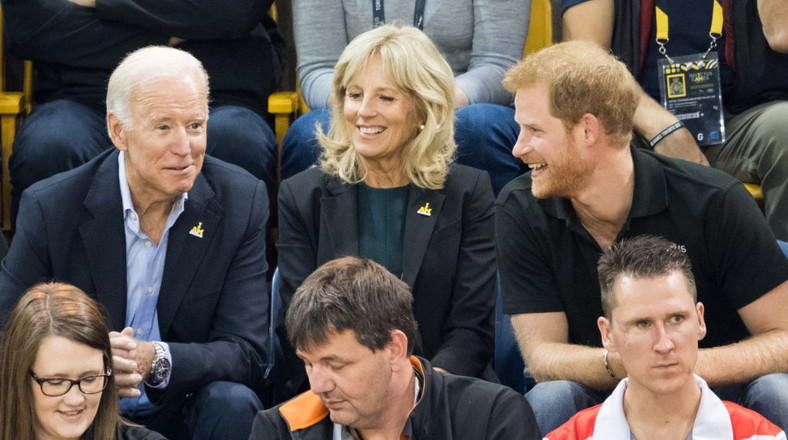 Joe i Jill Biden z księciem Harrym na Igrzyskach Niezwyciężonych w 2017 r.