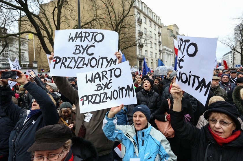 Ilu było uczestników marszów? Sprzeczne dane miasta i policji