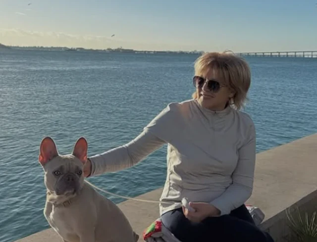 STANIJINA MAJKA, DRUGARICA ILI SESTRA? Slavica pozirala u minijaturnom bikiniju na plaži, žene da pozavide disciplini U SEDMOJ DECENIJI: "Ako budem u tim godinama izgledala kao ona..." (FOTO)