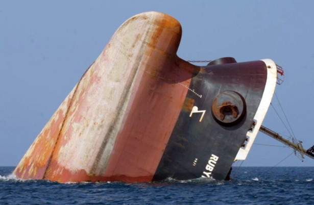 Brytyjski statek Rubymar tonie na Morzu Czerwonym w wyniku ataku rakietowego Huti