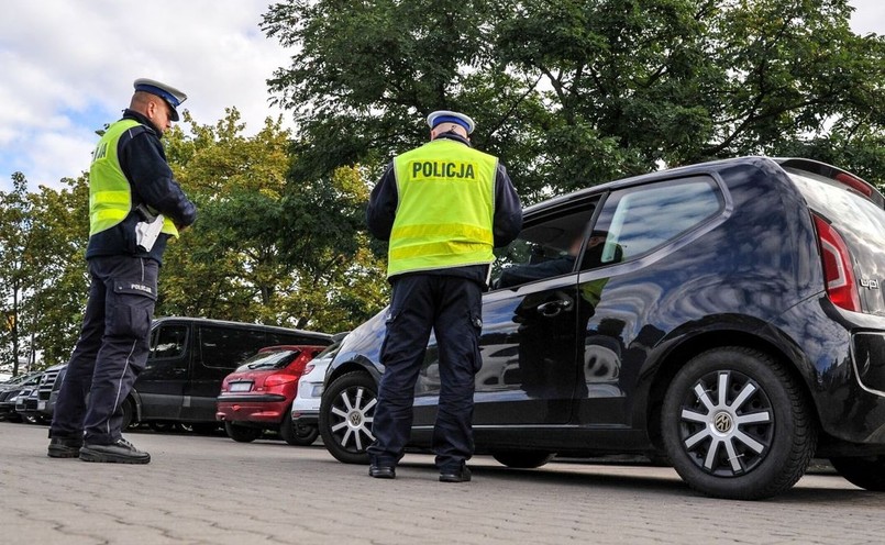 Policja kontroluje kierowcę