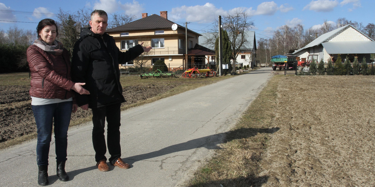 Ta droga biegnie przez środek naszego podwórka