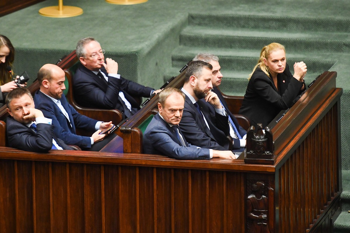 Donald Tusk, Władysław Kosiniak-Kamysz, Krzysztof Gawkowski, Barbara Nowacka, Marcin Kierwiński, Borys Budka, Bartłomiej Sienkiewina sali obrad Sejmu
