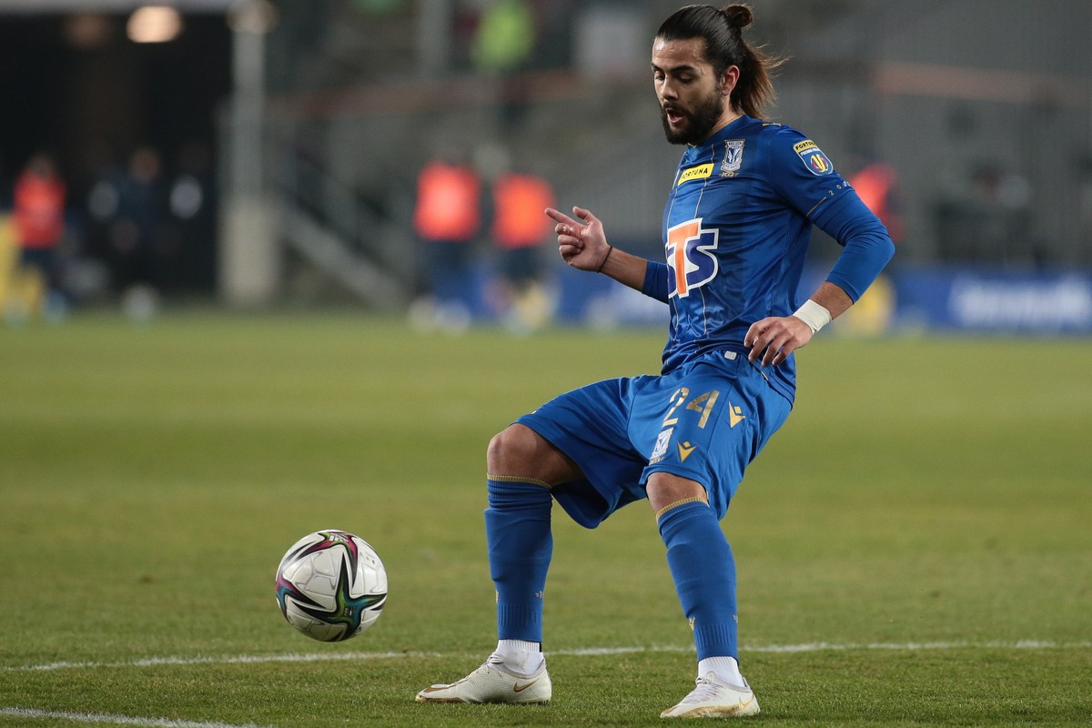 Zawodnik Lecha Poznań Joao Amaral podczas ćwierćfinałowego meczu piłkarskiego Pucharu Polski z Górnikiem Zabrze