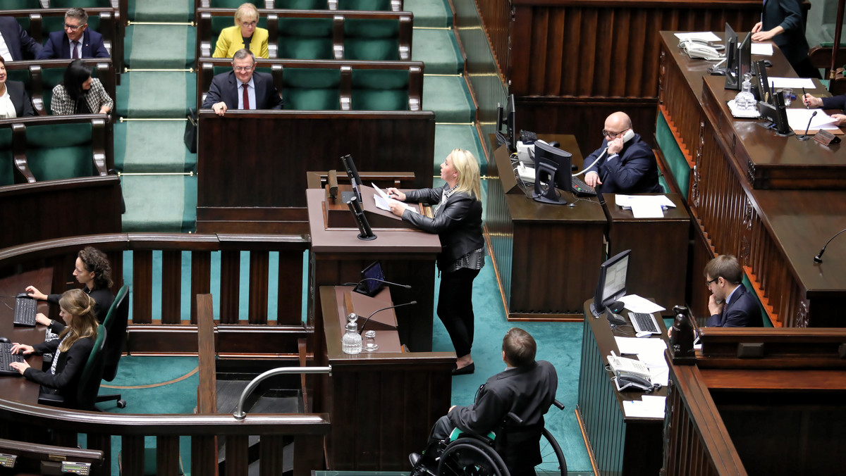 Opozycja jest zdania, że projekt PiS o finansowaniu 13. emerytur z Funduszu Solidarnościowego, spowoduje zmniejszenie puli pieniędzy przeznaczonych na programy wsparcia osób z niepełnosprawnościami.