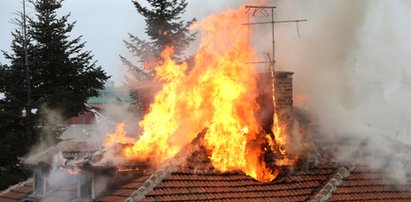 Nie wahał się ani chwili! Wyniósł kobietę z płonącego domu. Wszystko się nagrało