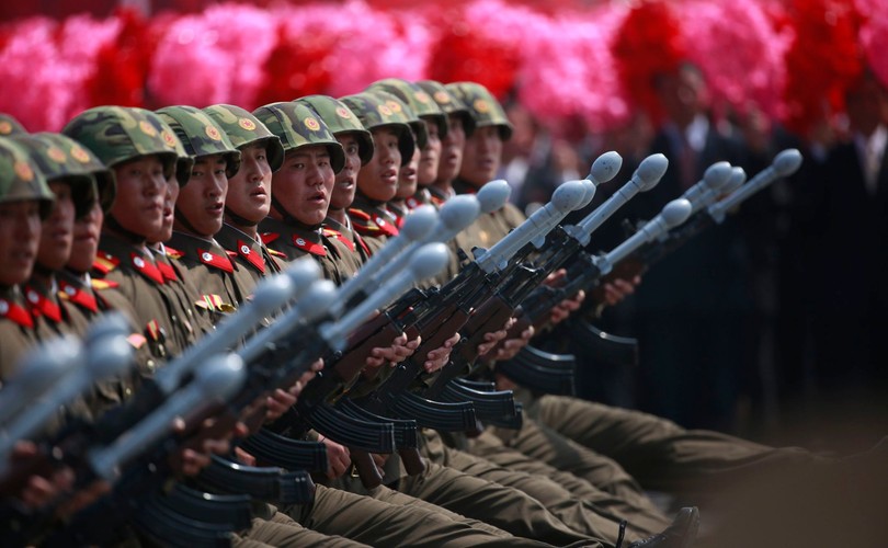 Przed rozpoczęciem defilady Choe Ryong-Hae, postać nr 2 północnokoreańskiego reżimu, ostrzegł, że Korea Północna jest gotowa w ten sam sposób odpowiedzieć na każdy atak nuklearny. Fot. EPA/HOW HWEE YOUNG