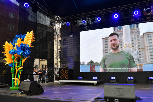 Warszawa, 24.08.2022. Transmisja wystąpienia prezydenta Ukrainy Wołodymyra Zełenskiego podczas uroczystości z okazji Dnia Niepodległości Ukrainy, 24 bm. na Placu Zamkowym w Warszawie. (mr) PAP/Piotr Nowak