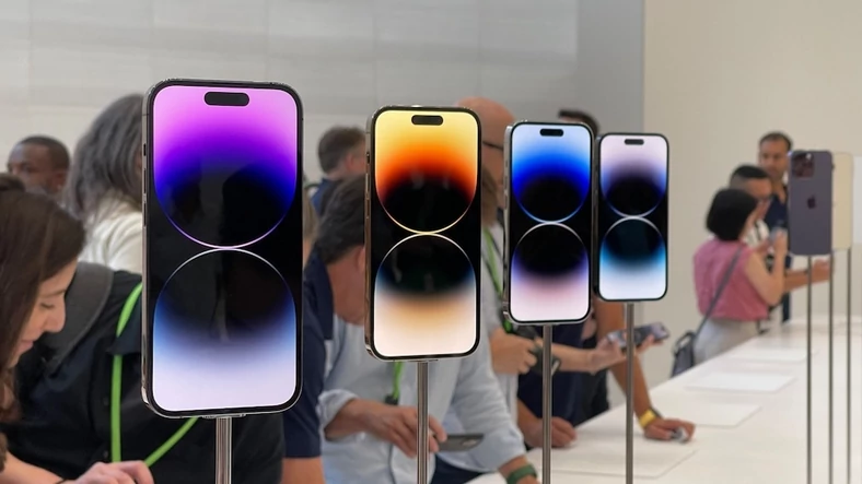 iPhone 14 Pro Max w różnych kolorach - tła ekranu blokady w kolorach dopasowanych do koloru obudowy są zainstalowane domyślnie