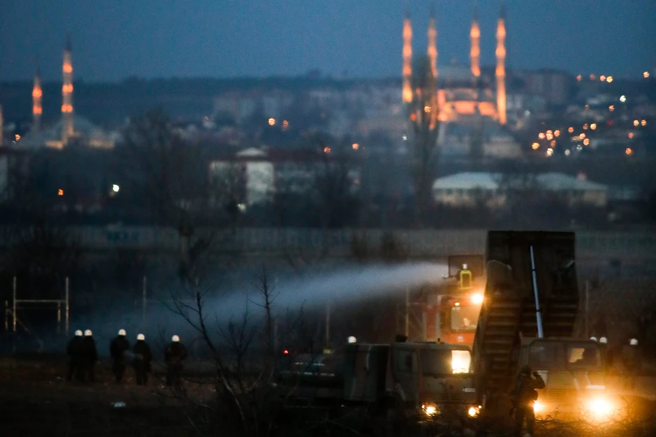 Grčki vatrogasci vodenim topovima sprečavaju migrante da priđu ogradi, a grčka policija čuva stražu u području na graničnom prelazu Kastanijes